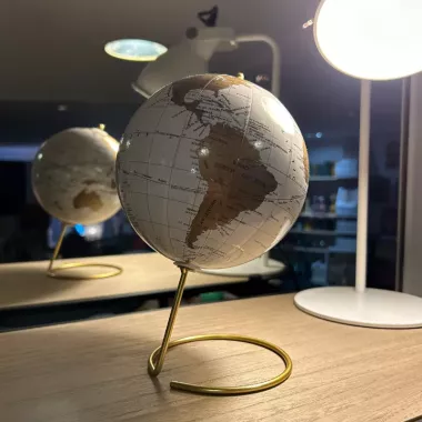 Globe terrestre blanc